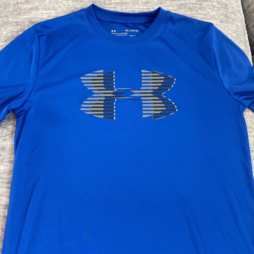 Boys blue under armour tahirt